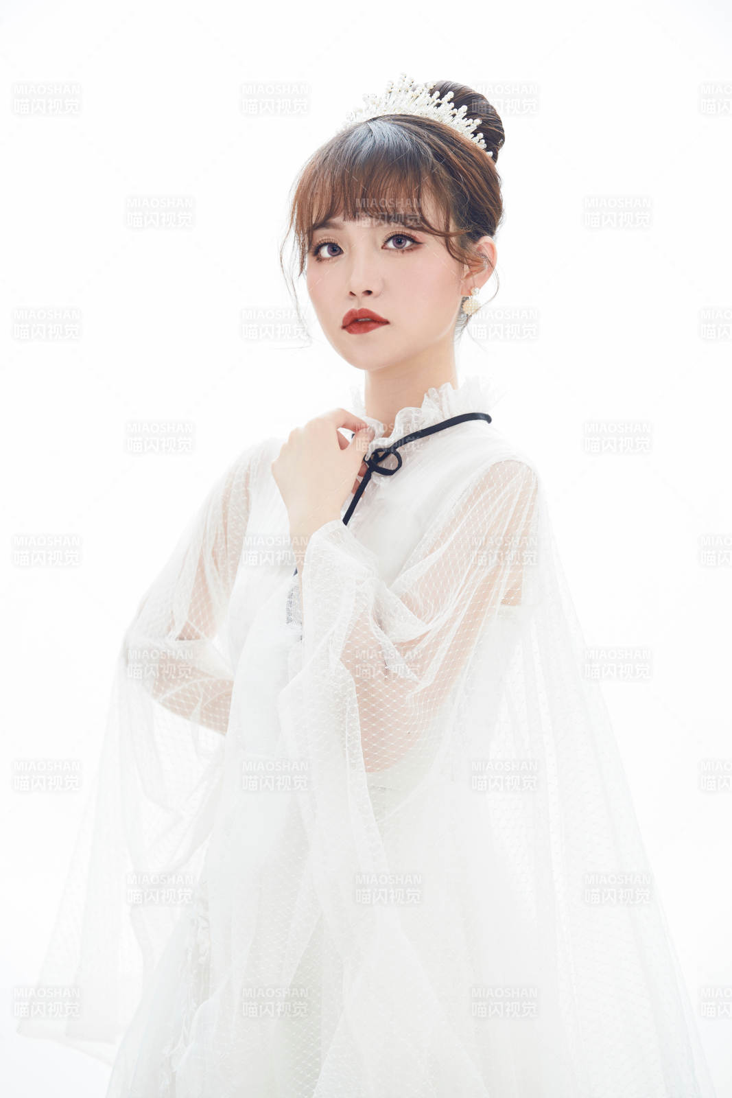 仿妆奥黛丽赫本风格妆容服饰的亚洲少女图片