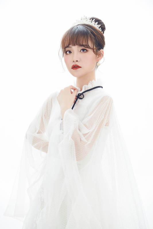 仿妆奥黛丽赫本风格妆容服饰的亚洲少女图片