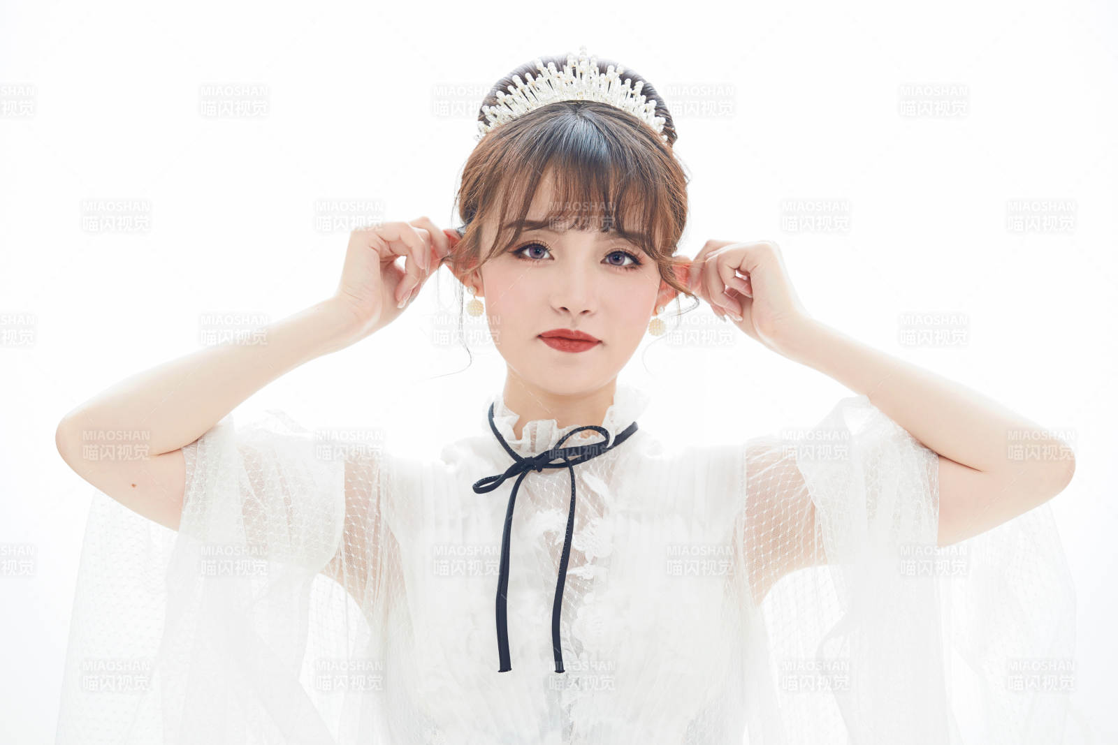 仿妆奥黛丽赫本风格妆容服饰的亚洲少女图片