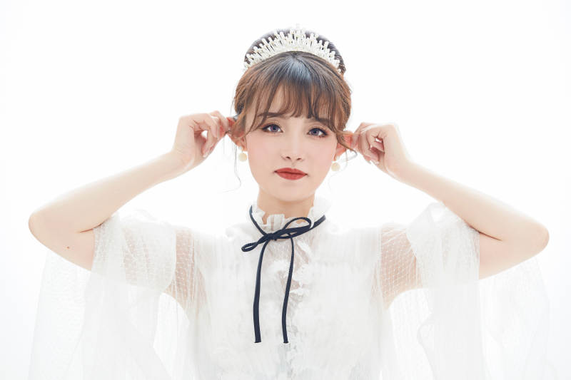 仿妆奥黛丽赫本风格妆容服饰的亚洲少女图片