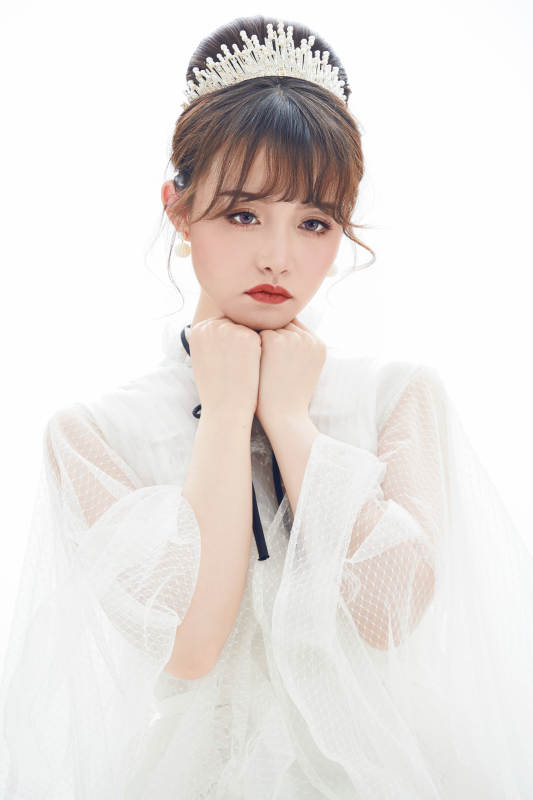 仿妆奥黛丽赫本风格妆容服饰的亚洲少女图片