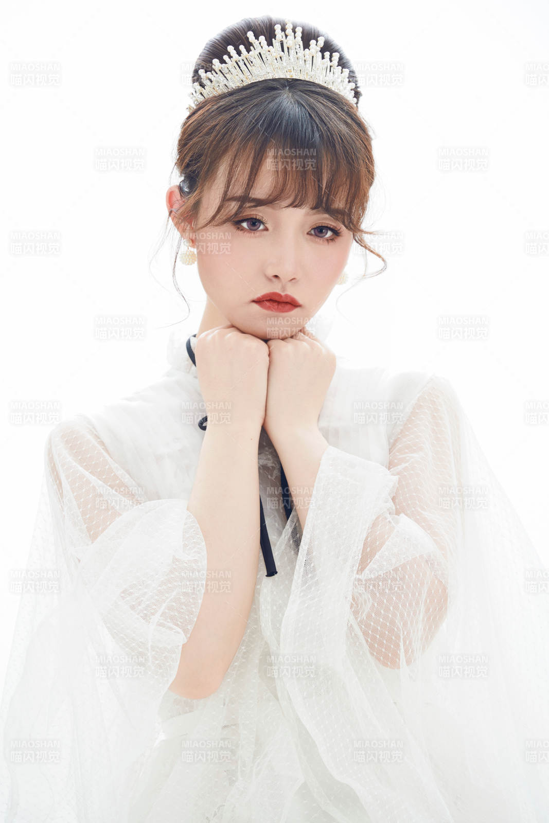 仿妆奥黛丽赫本风格妆容服饰的亚洲少女图片