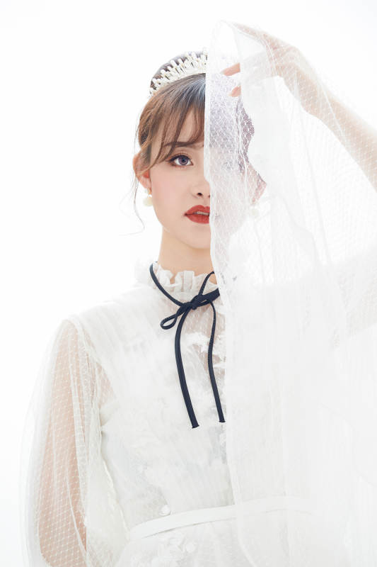 仿妆奥黛丽赫本风格妆容服饰的亚洲少女图片