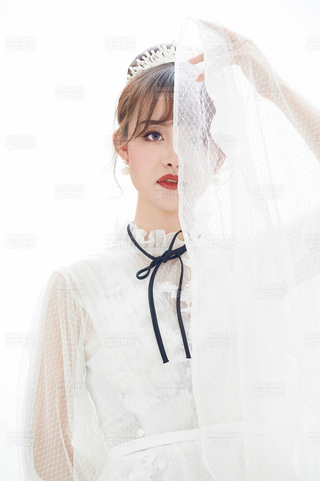 仿妆奥黛丽赫本风格妆容服饰的亚洲少女图片