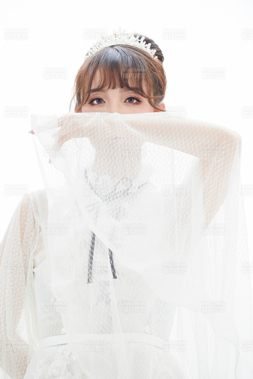 仿妆奥黛丽赫本风格妆容服饰的亚洲少女图片