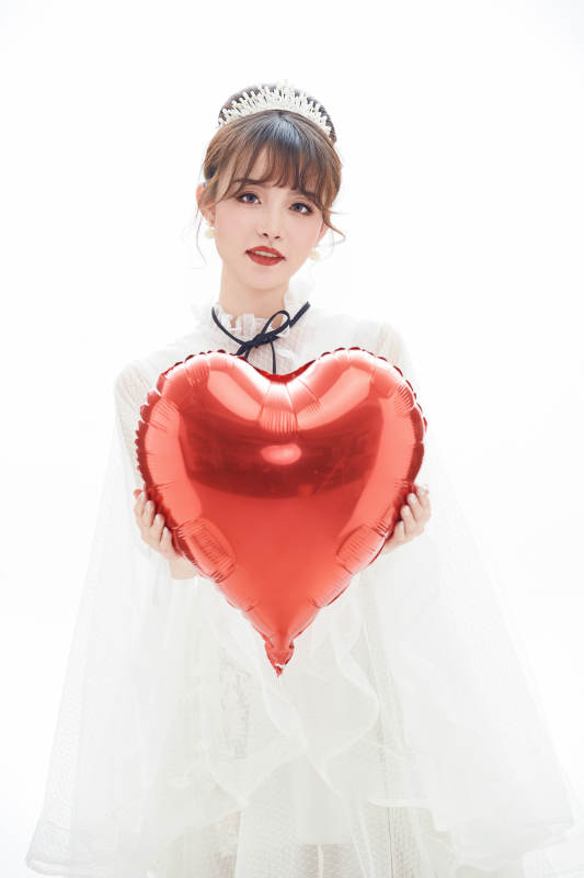 仿妆奥黛丽赫本风格妆容服饰的亚洲少女图片