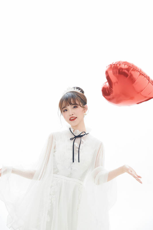 仿妆奥黛丽赫本风格妆容服饰的亚洲少女图片