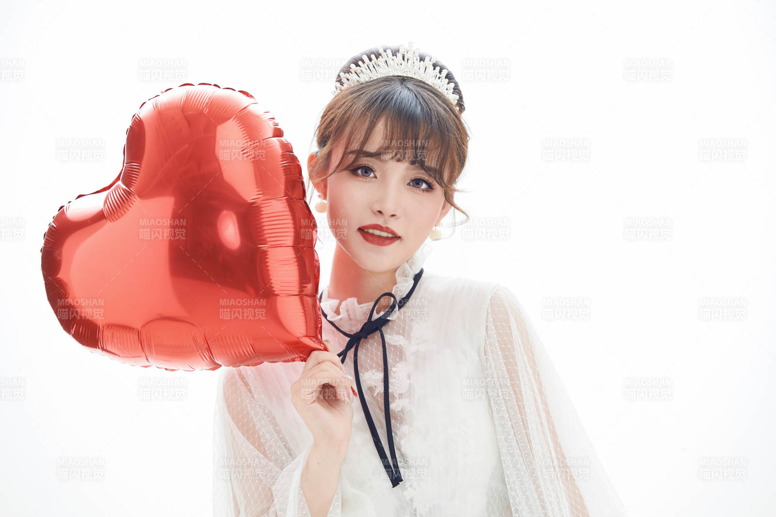 仿妆奥黛丽赫本风格妆容服饰的亚洲少女图片