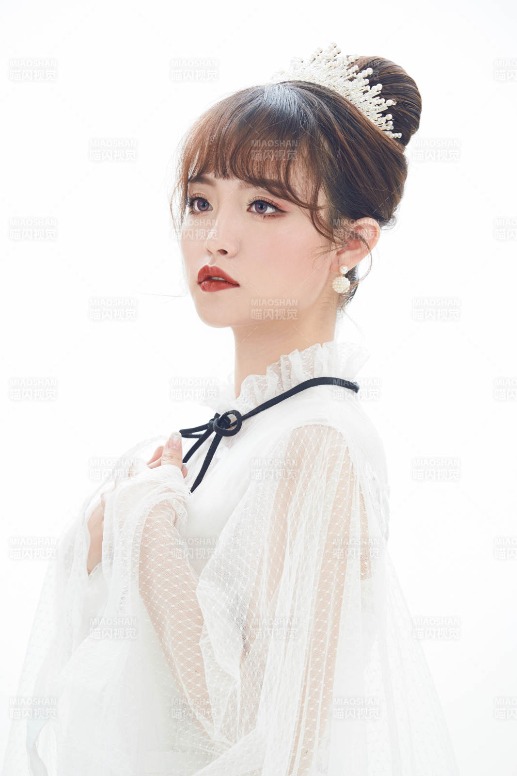 仿妆奥黛丽赫本风格妆容服饰的亚洲少女图片