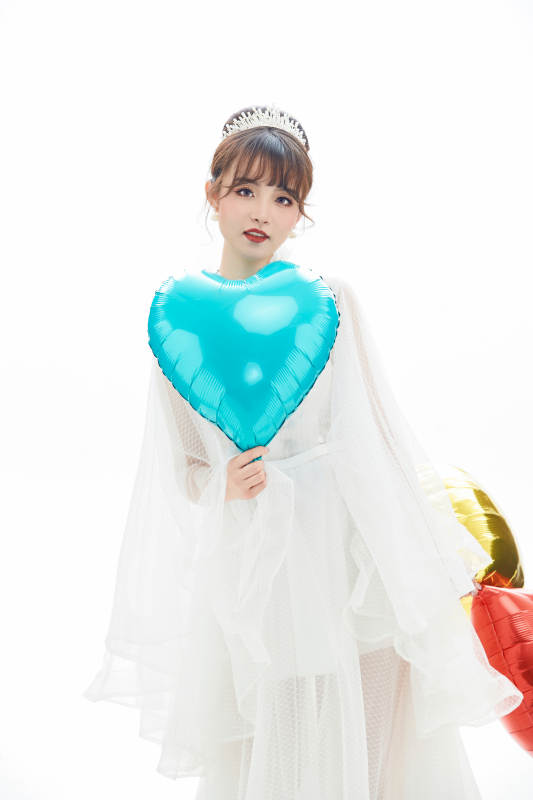 仿妆奥黛丽赫本风格妆容服饰的亚洲少女图片