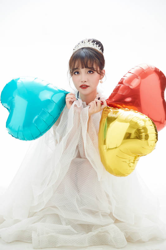 仿妆奥黛丽赫本风格妆容服饰的亚洲少女图片