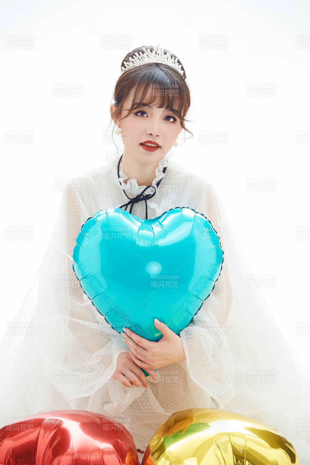 仿妆奥黛丽赫本风格妆容服饰的亚洲少女图片