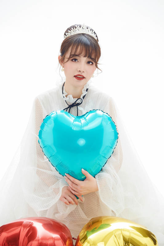 仿妆奥黛丽赫本风格妆容服饰的亚洲少女图片