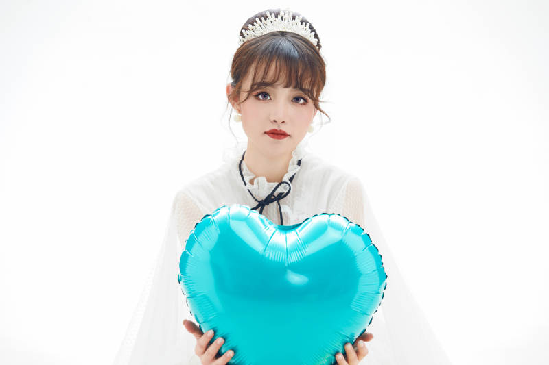 仿妆奥黛丽赫本风格妆容服饰的亚洲少女图片