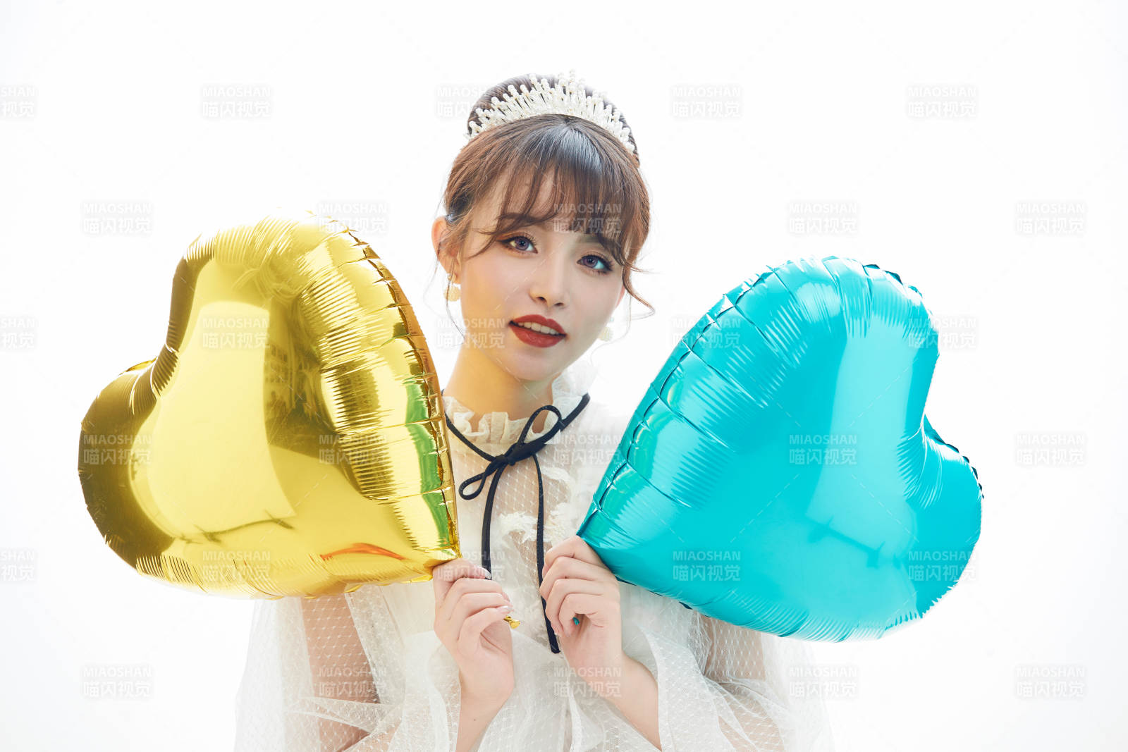 仿妆奥黛丽赫本风格妆容服饰的亚洲少女图片