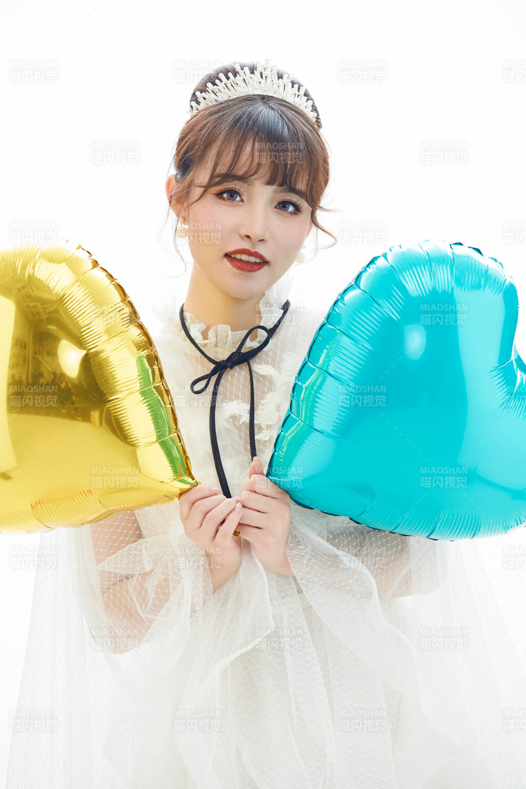 仿妆奥黛丽赫本风格妆容服饰的亚洲少女图片