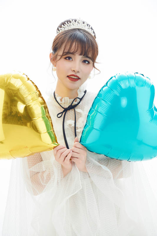 仿妆奥黛丽赫本风格妆容服饰的亚洲少女图片