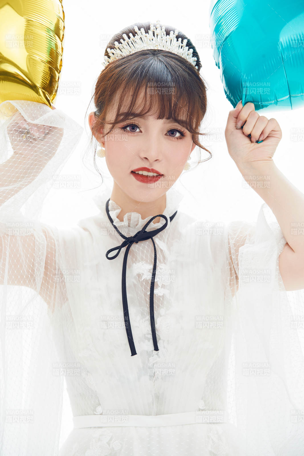 仿妆奥黛丽赫本风格妆容服饰的亚洲少女图片