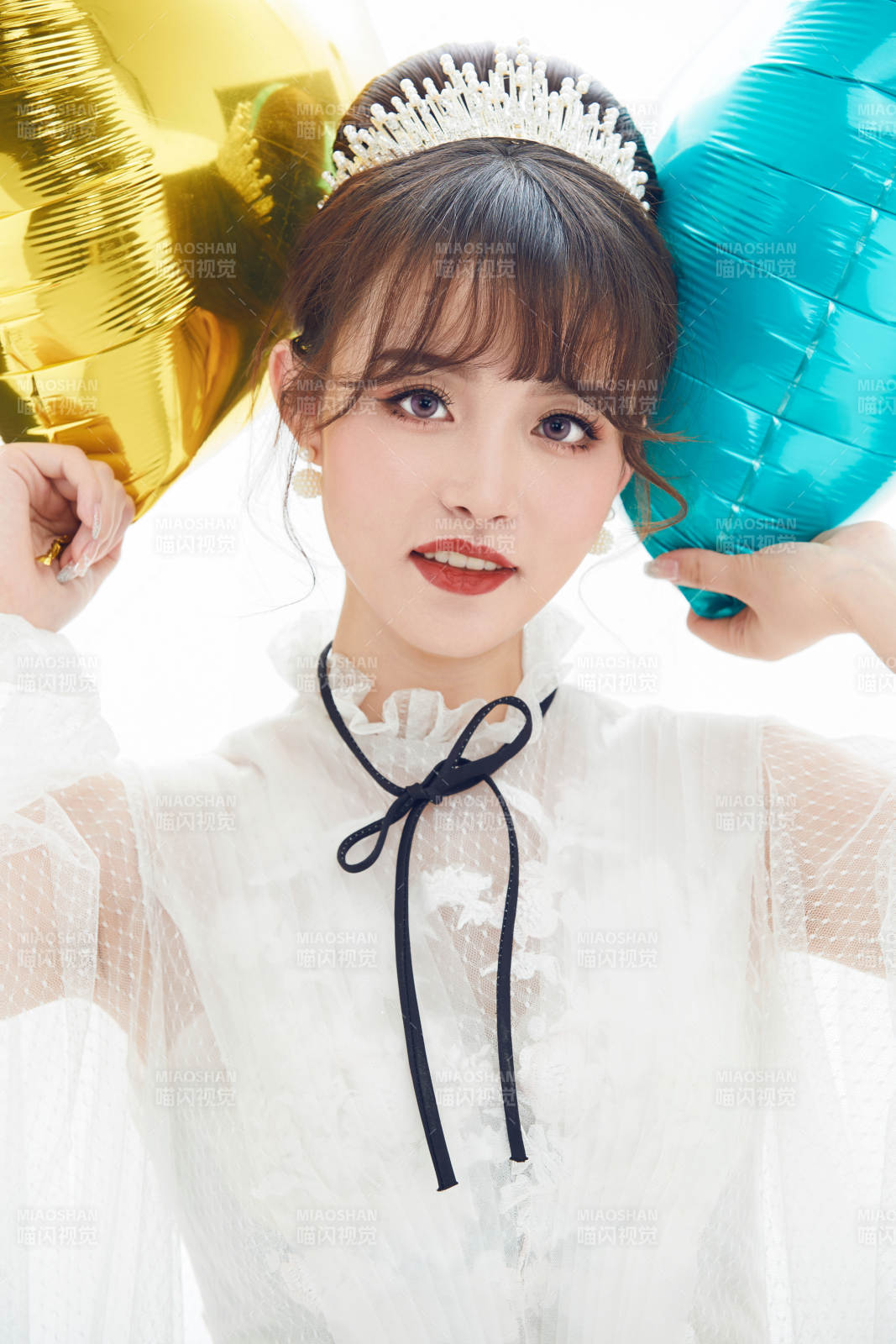 仿妆奥黛丽赫本风格妆容服饰的亚洲少女图片