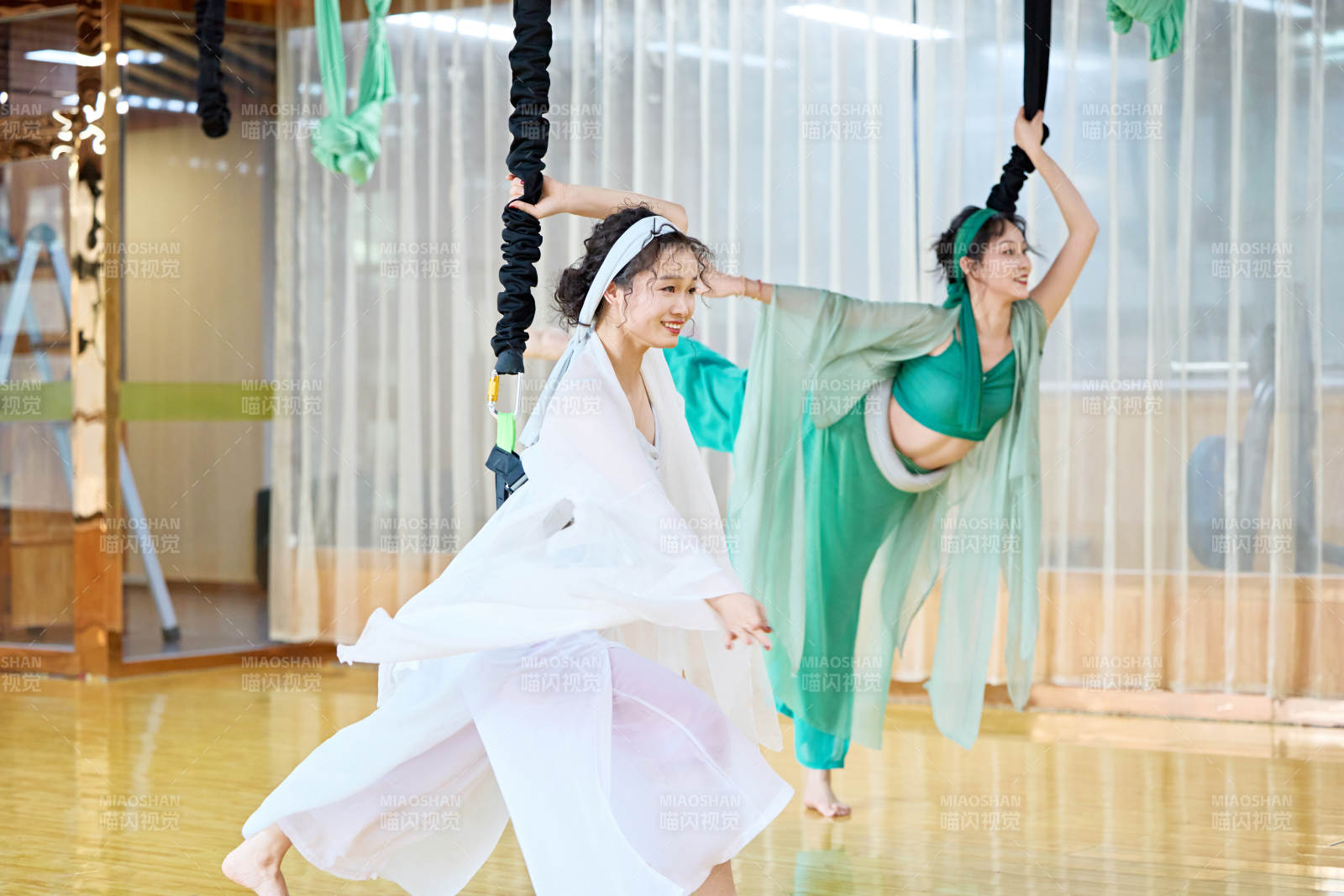 在舞蹈室练习燃脂活力带舞蹈图片