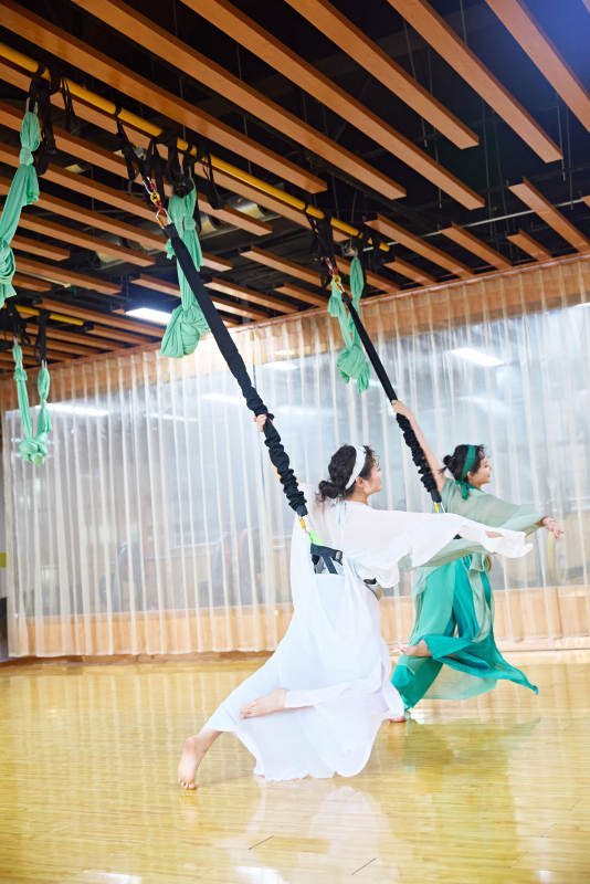 在舞蹈室练习燃脂活力带舞蹈图片