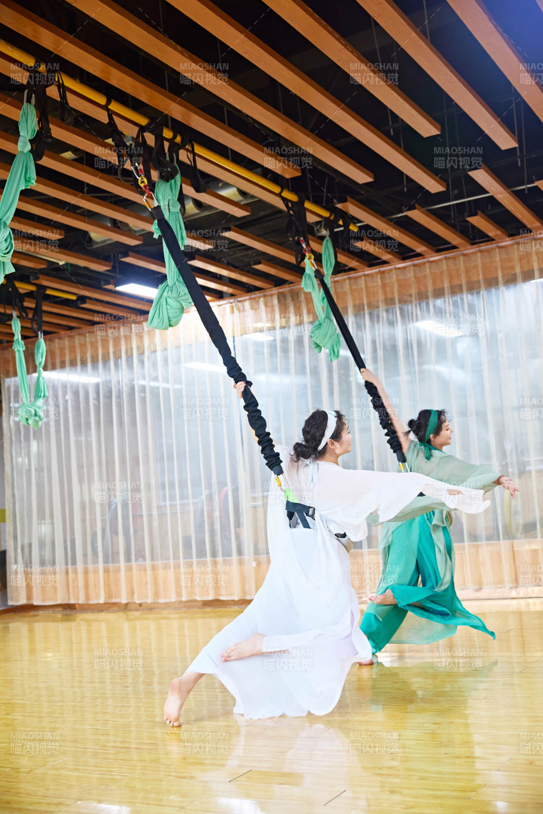 在舞蹈室练习燃脂活力带舞蹈图片