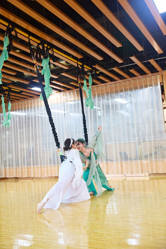 在舞蹈室练习燃脂活力带舞蹈图片