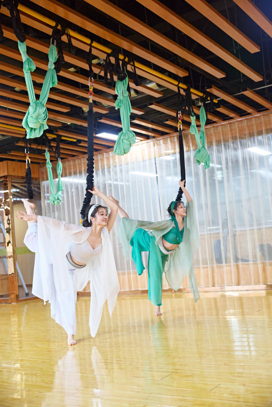 在舞蹈室练习燃脂活力带舞蹈图片