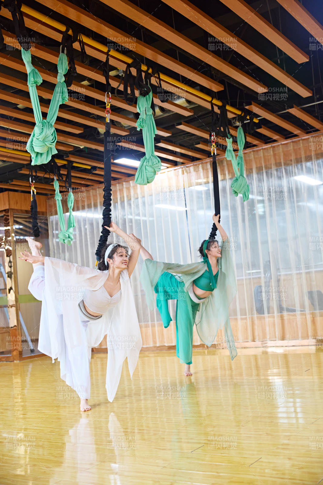 在舞蹈室练习燃脂活力带舞蹈图片