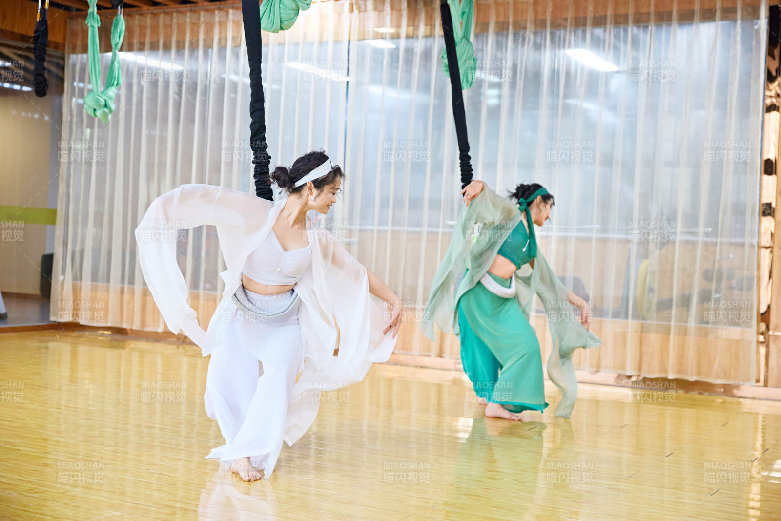 在舞蹈室练习燃脂活力带舞蹈图片