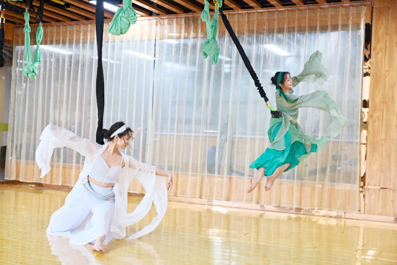 在舞蹈室练习燃脂活力带舞蹈图片