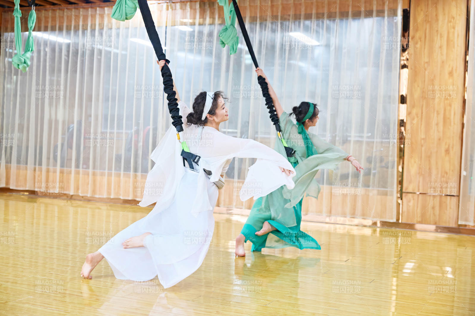 在舞蹈室练习燃脂活力带舞蹈图片