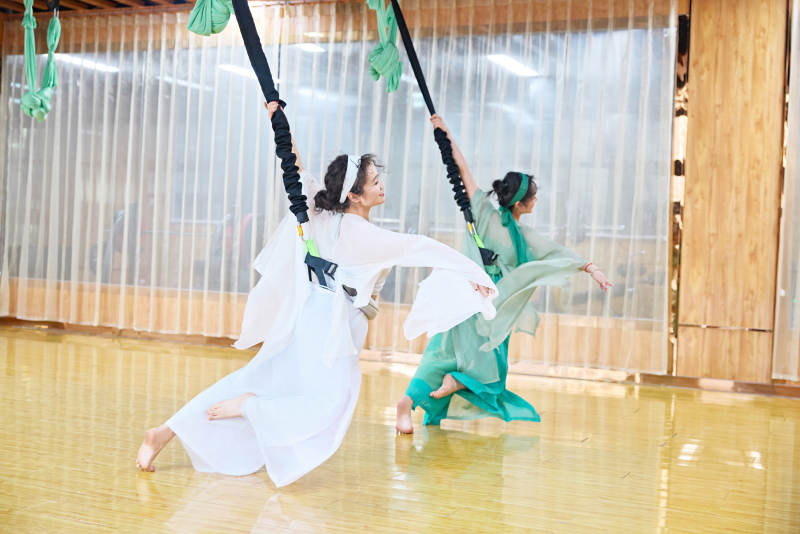 在舞蹈室练习燃脂活力带舞蹈图片