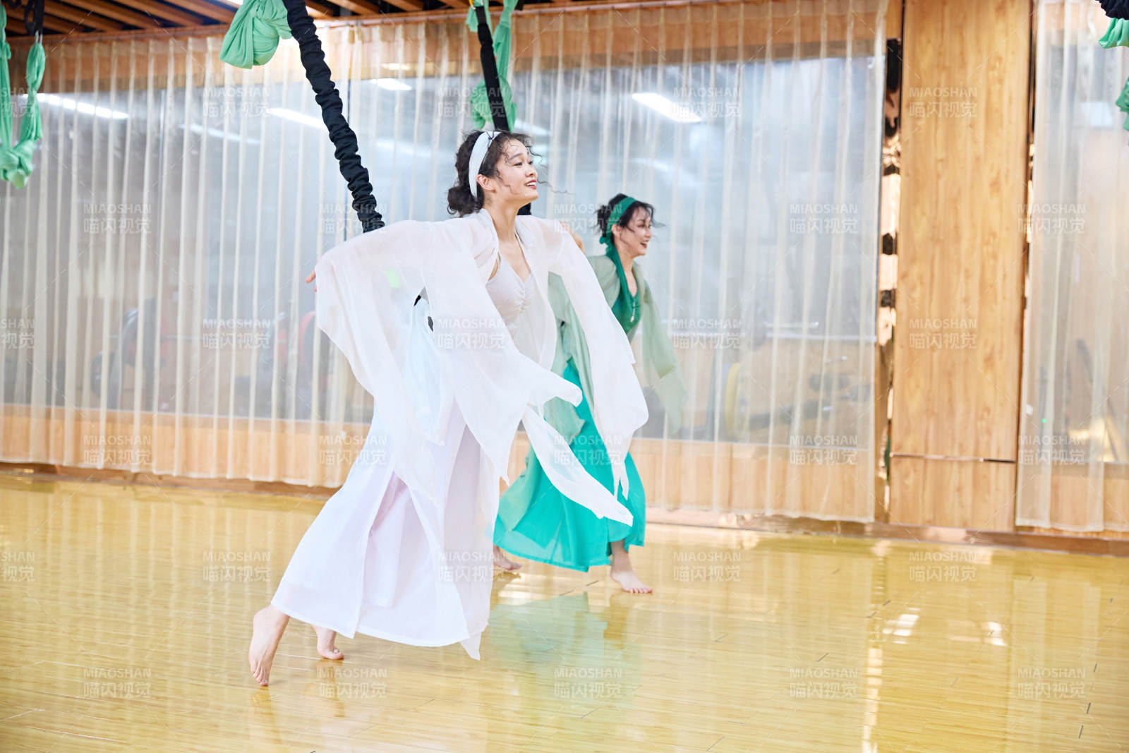 在舞蹈室练习燃脂活力带舞蹈图片