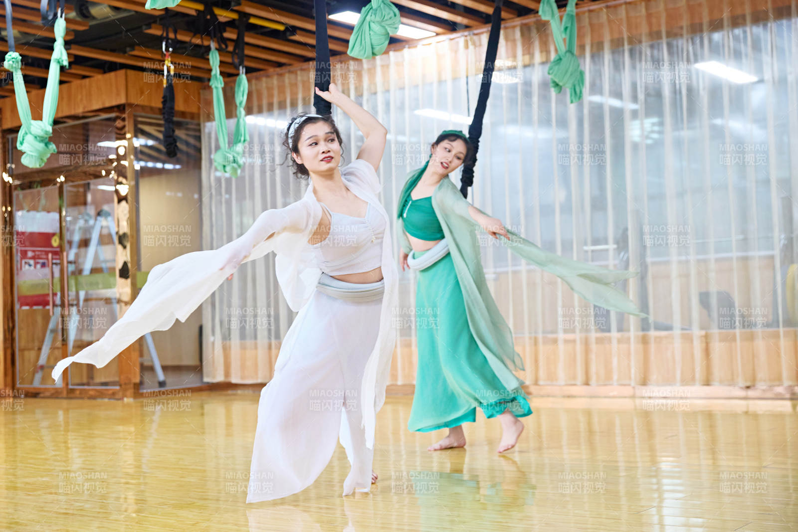 在舞蹈室练习燃脂活力带舞蹈图片