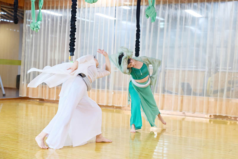 在舞蹈室练习燃脂活力带舞蹈图片