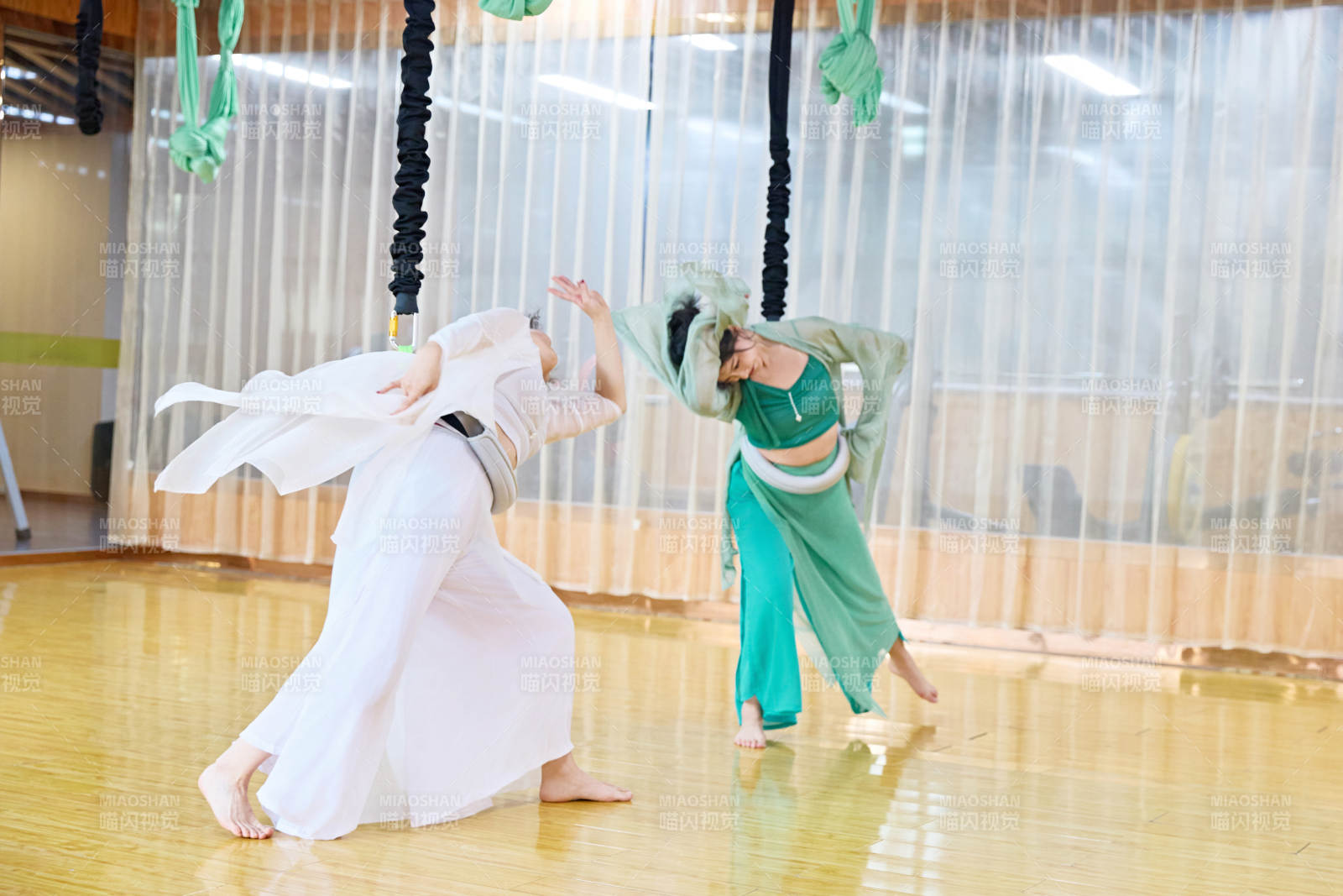 在舞蹈室练习燃脂活力带舞蹈图片