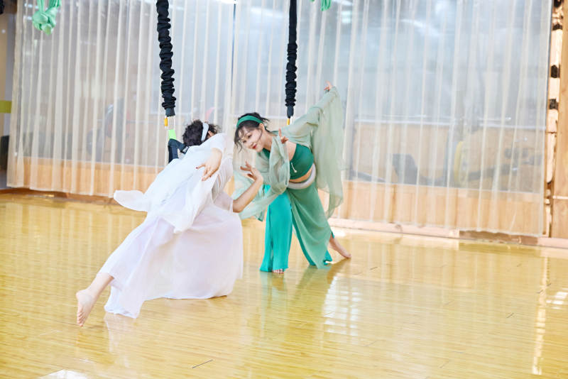 在舞蹈室练习燃脂活力带舞蹈图片