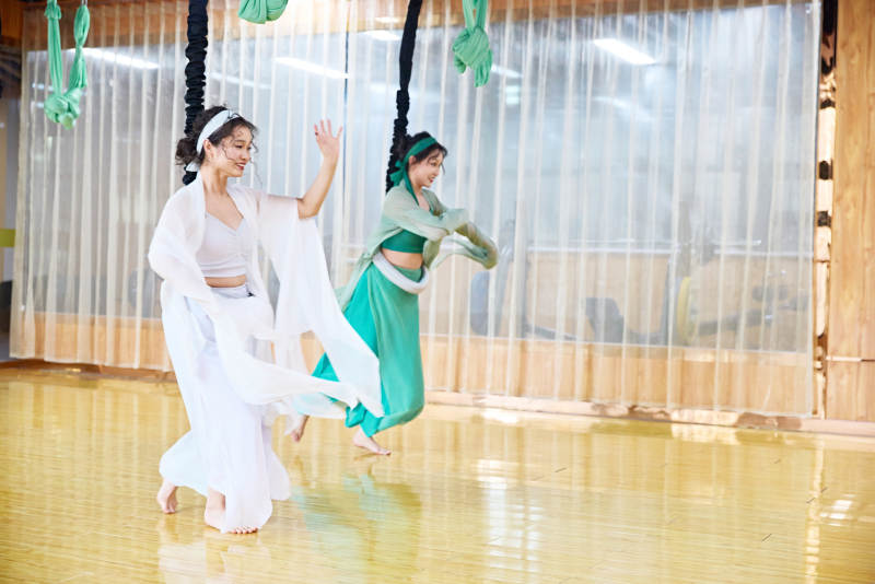 在舞蹈室练习燃脂活力带舞蹈图片