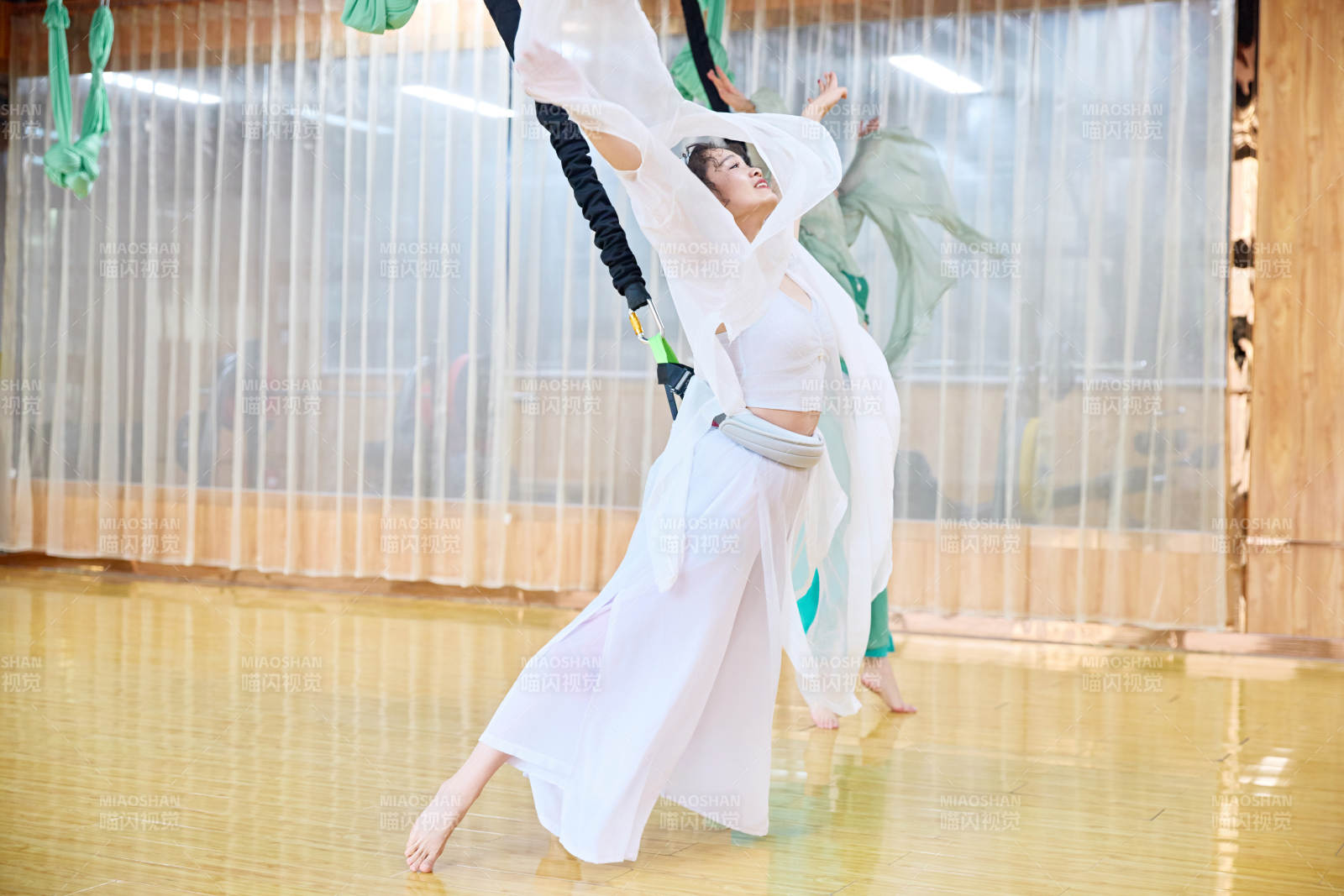 在舞蹈室练习燃脂活力带舞蹈图片
