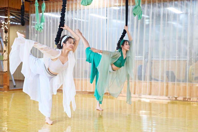 在舞蹈室练习燃脂活力带舞蹈图片