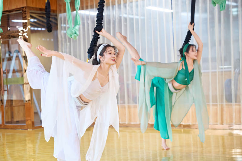 在舞蹈室练习燃脂活力带舞蹈图片