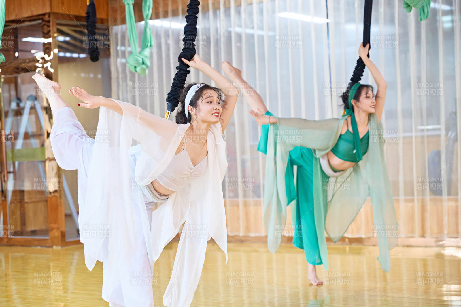 在舞蹈室练习燃脂活力带舞蹈图片