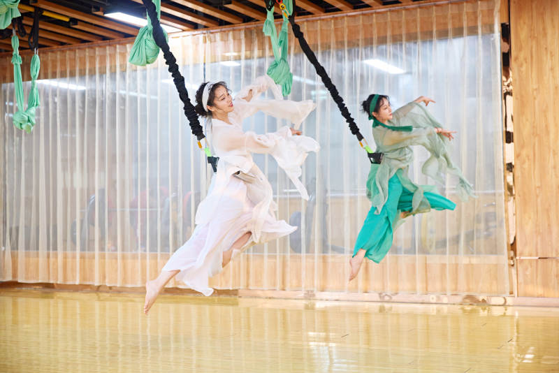 在舞蹈室练习燃脂活力带舞蹈图片