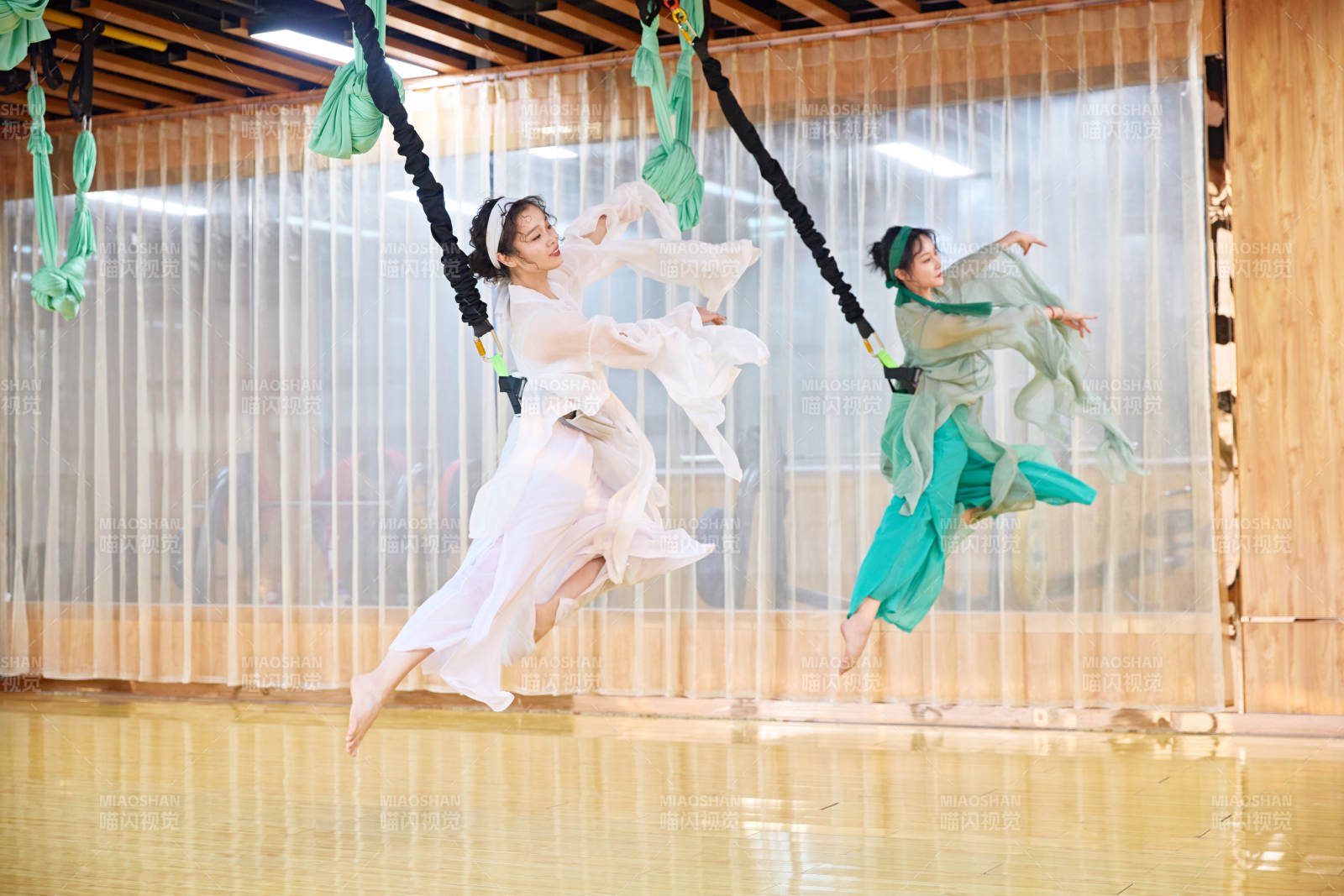 在舞蹈室练习燃脂活力带舞蹈图片