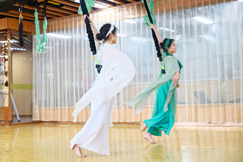 在舞蹈室练习燃脂活力带舞蹈图片