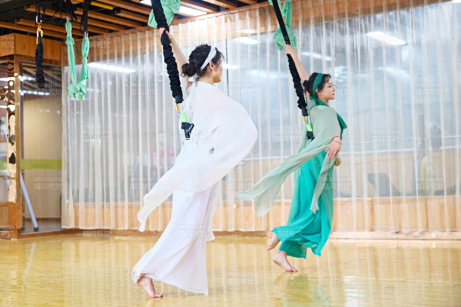 在舞蹈室练习燃脂活力带舞蹈图片