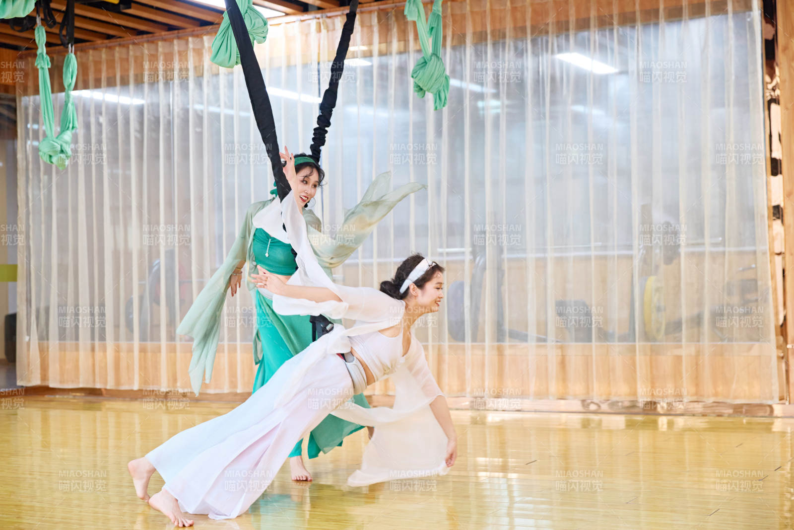 在舞蹈室练习燃脂活力带舞蹈图片