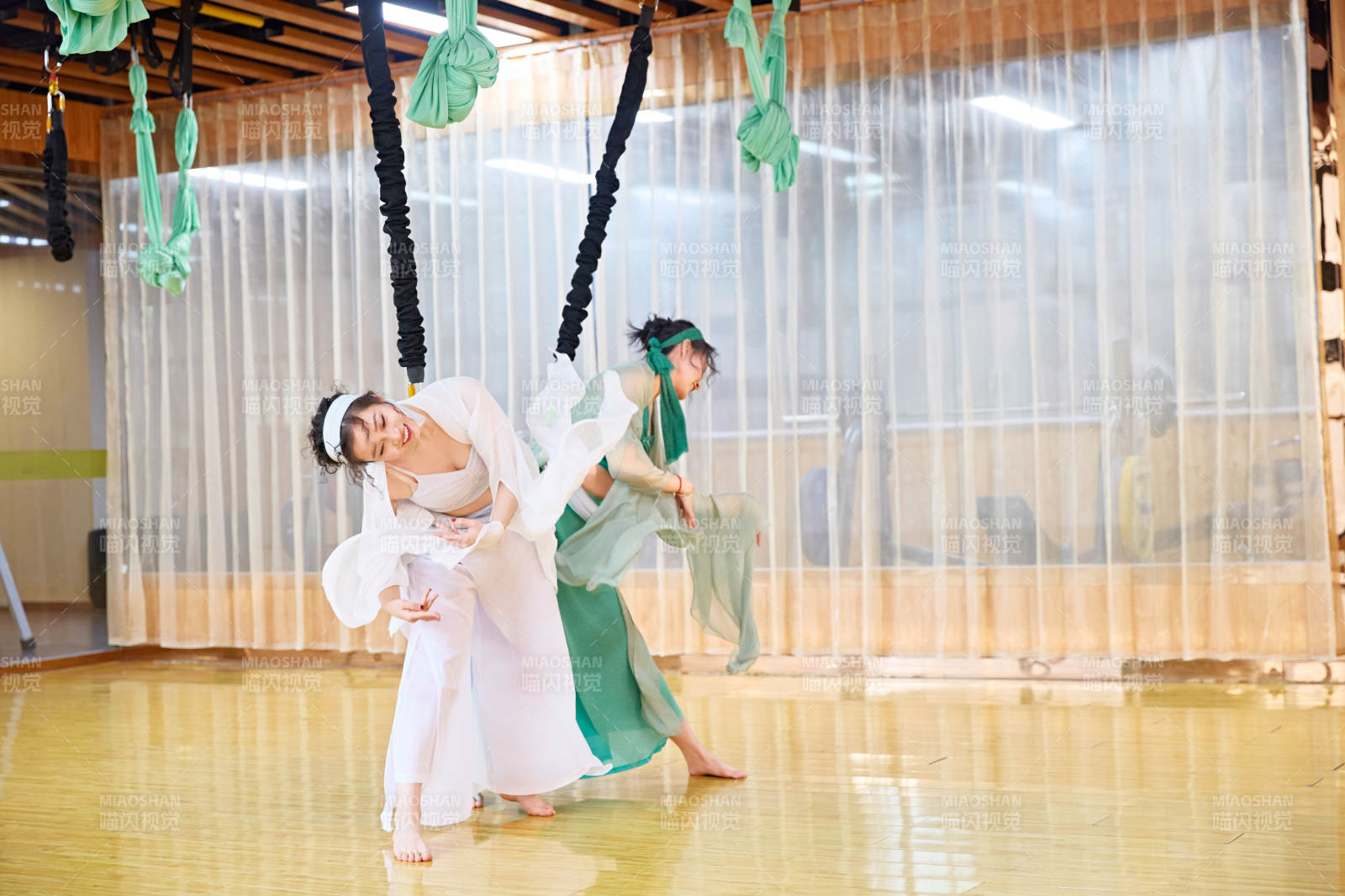 在舞蹈室练习燃脂活力带舞蹈图片