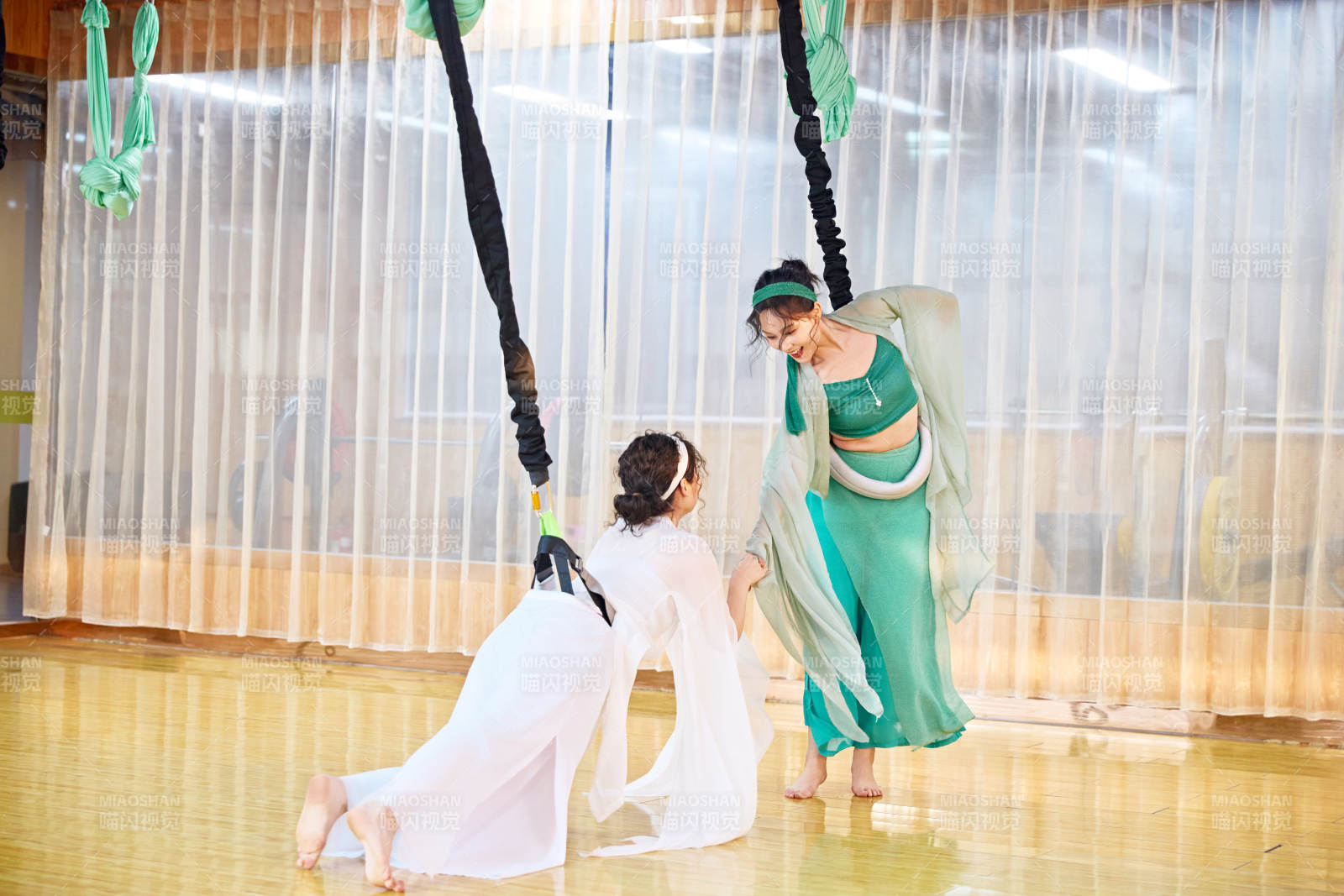 在舞蹈室练习燃脂活力带舞蹈图片